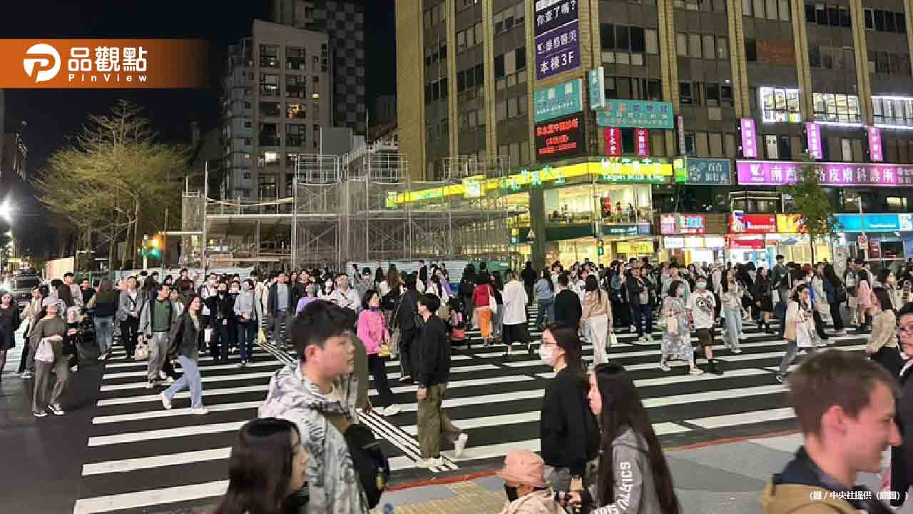 中山站「超巨大斑馬線」人車爭道亂象多