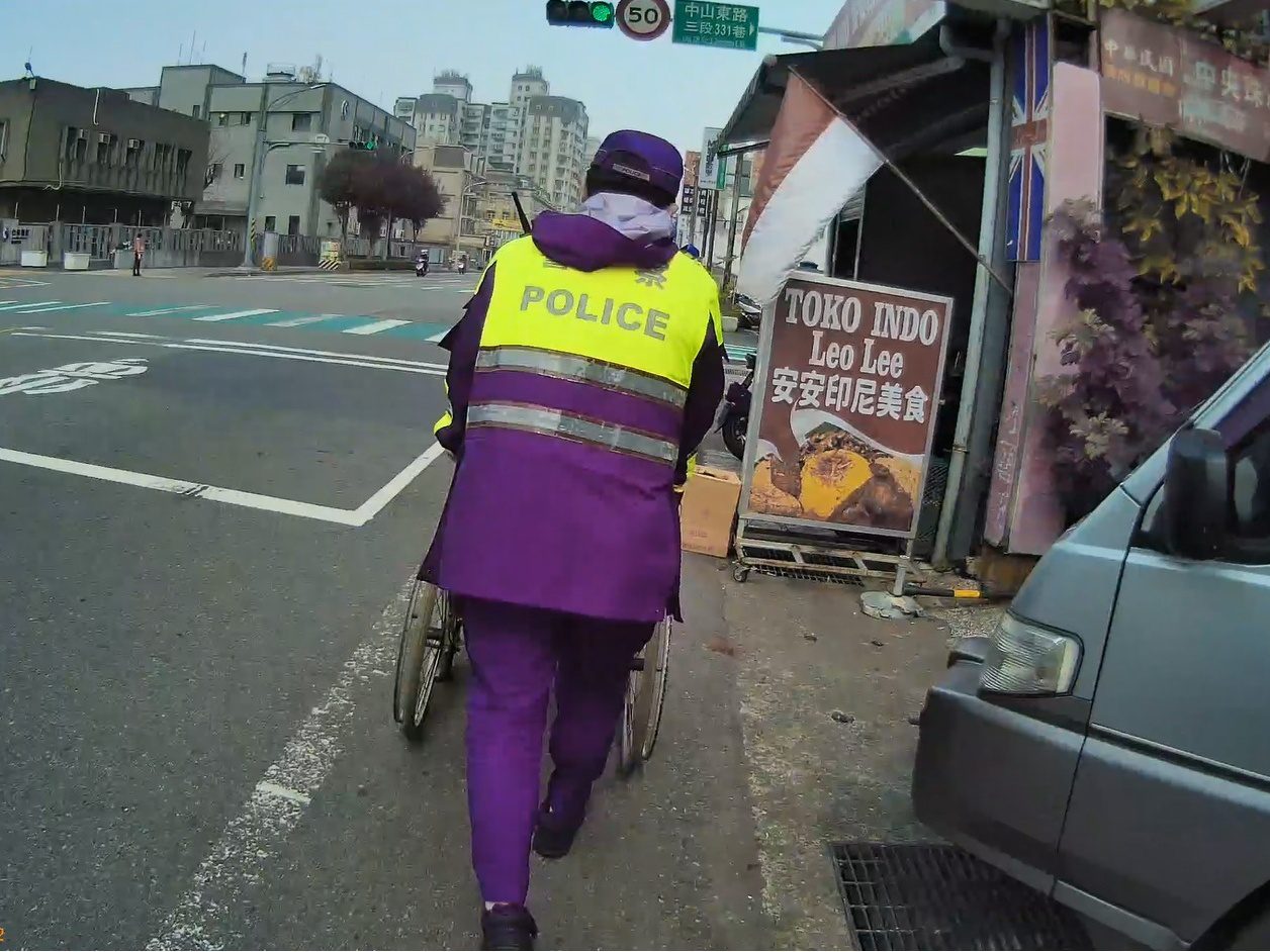 男子因1事路旁「倒退嚕」壢警暖心出手送返家