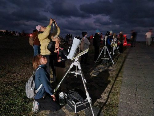 「來恆春擁抱宇宙」草地觀星音樂會首發場  新人在家鄉星空下見證浪漫幸福
