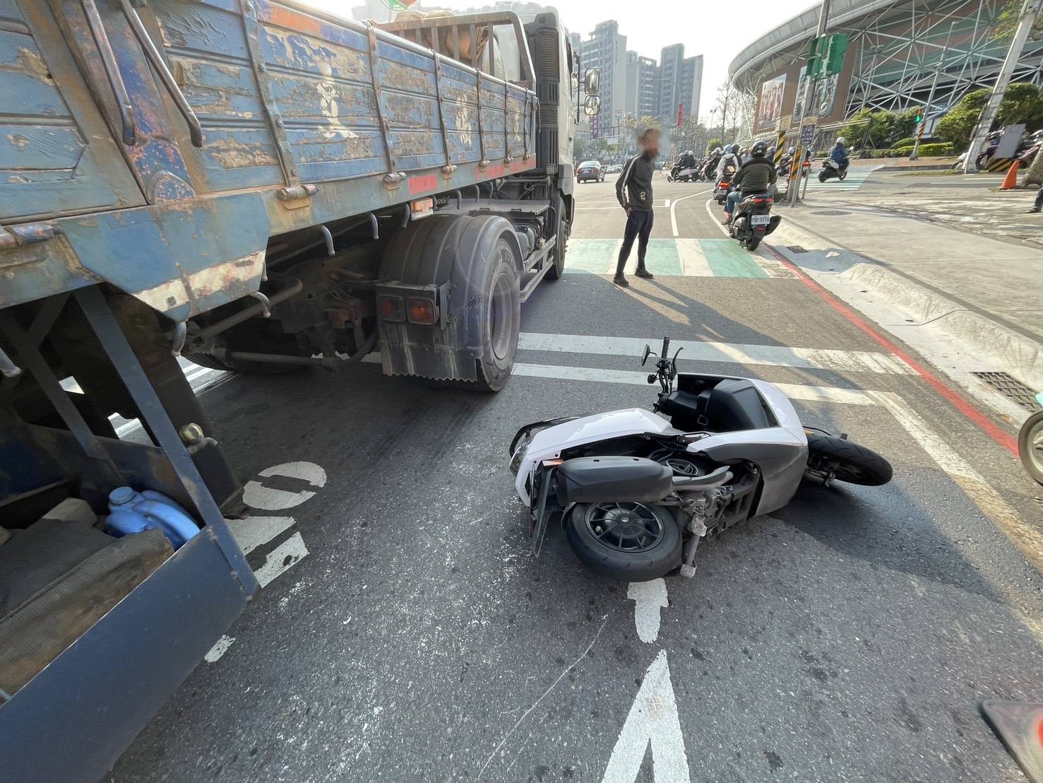桃園三民路曳引車與機車擦撞 女騎士受傷送醫