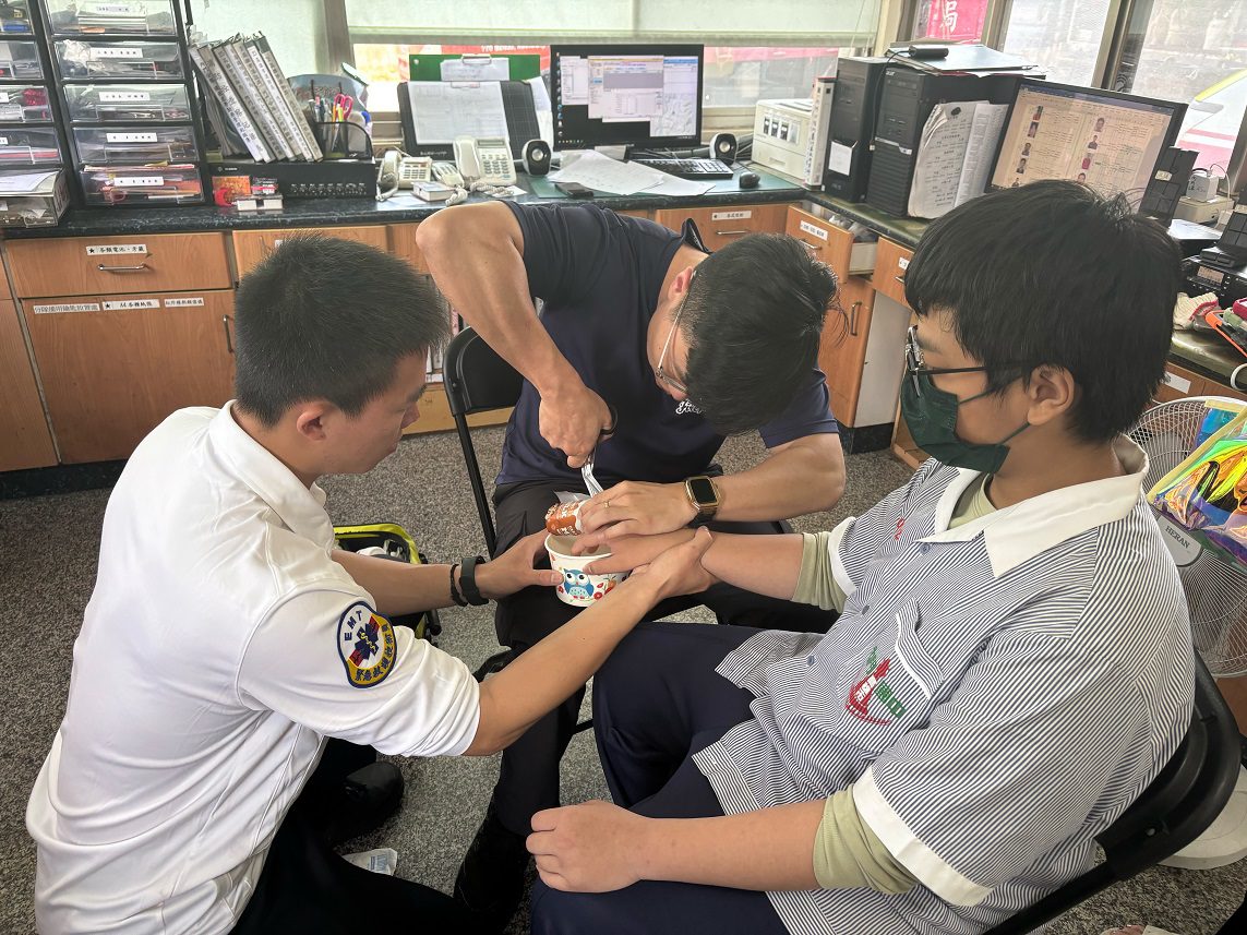 內門分隊消防同仁神救援 協助國中生中指卡罐 內門分隊消防同仁神救援 協助國中生中指卡罐