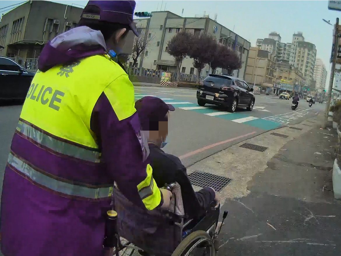 輪椅男獨腳蹬地倒退購物 中壢警「視民如親」暖心護送平安回家 輪椅男獨腳蹬地倒退購物 中壢警「視民如親」暖心護送平安回家