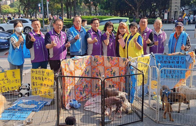 台中志工協會關懷流浪動物 捐贈飼料做公益 台中志工協會關懷流浪動物 捐贈飼料做公益