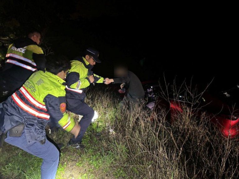 誤傳車輛墜海 竹市南寮派出所員警迅速趕抵現場協助脫困 誤傳車輛墜海 竹市南寮派出所員警迅速趕抵現場協助脫困