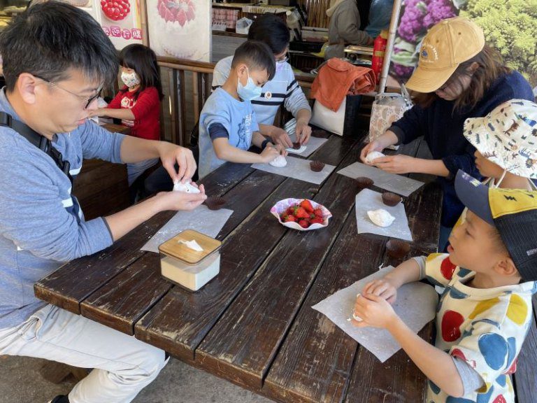 竹北社福中心辦家庭採草莓日圓滿成功　籲兒少發展重陪伴