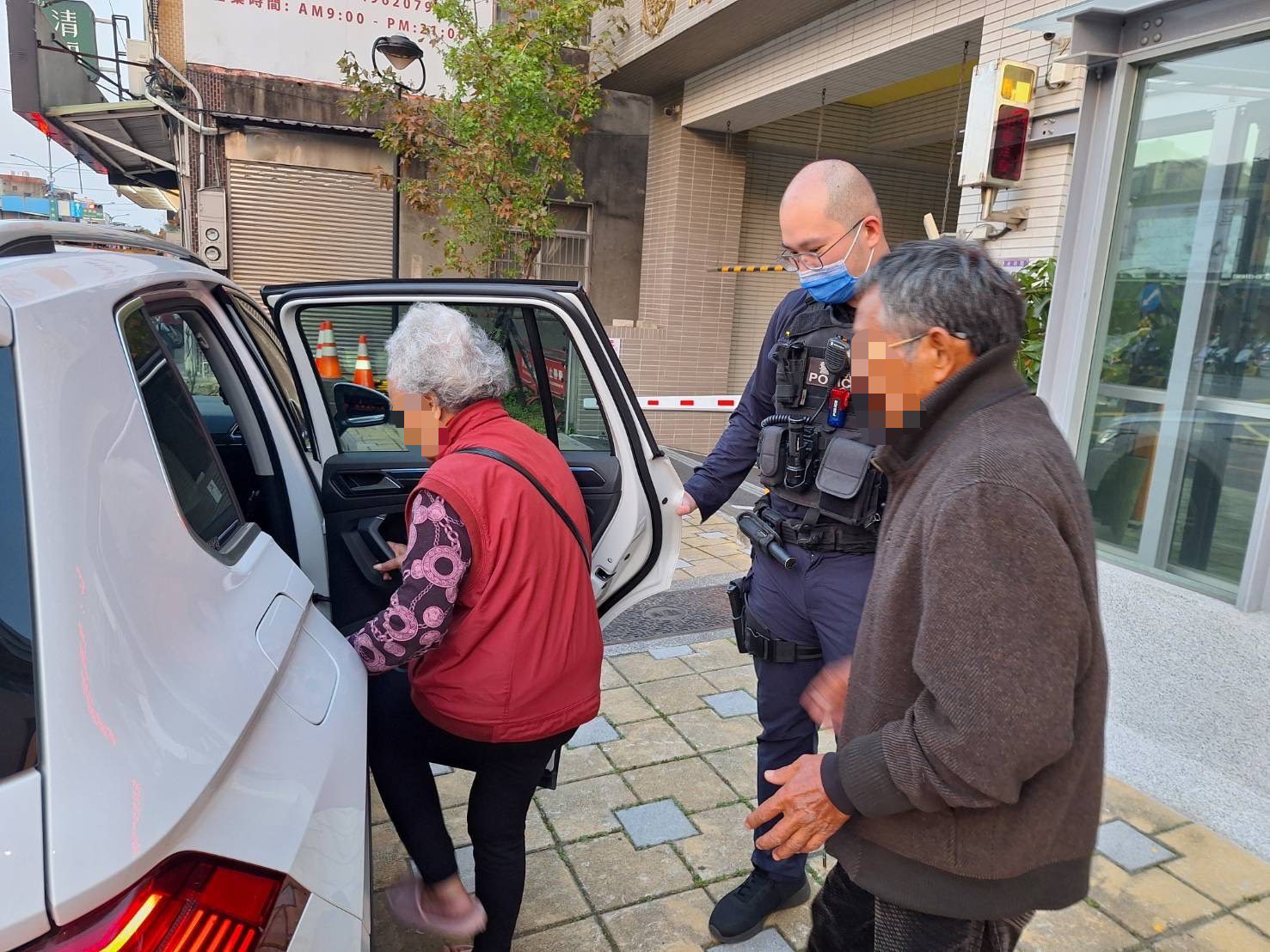 8旬婦忘記回家的路 楊梅警民及時伸援 8旬婦忘記回家的路 楊梅警民及時伸援