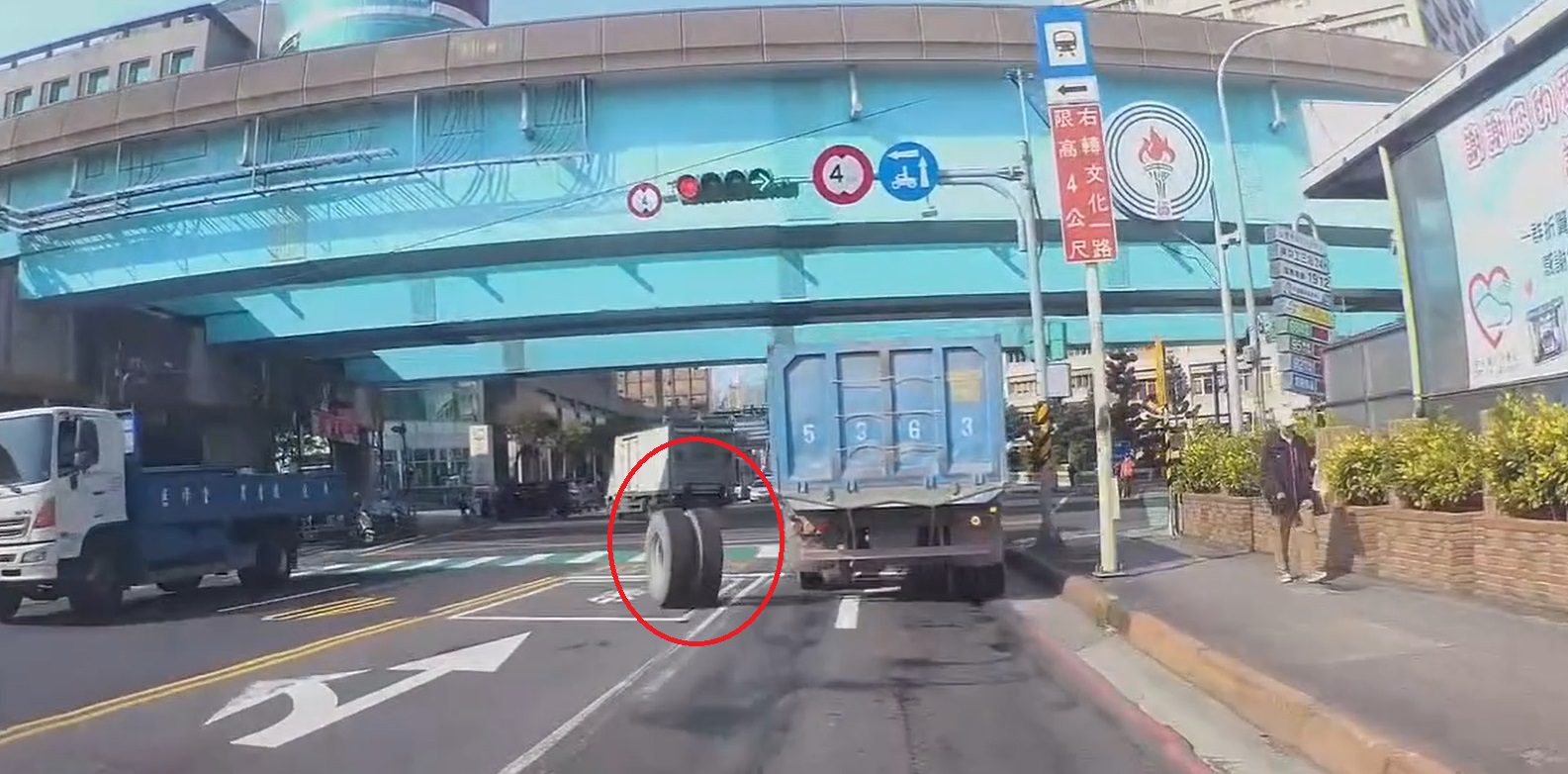 【有片】曳引車開到一半「輪子離家出走」 無辜騎士遭波及 【有片】曳引車開到一半「輪子離家出走」 無辜騎士遭波及