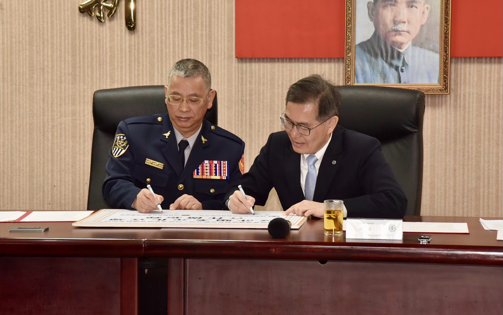 台鐵、鐵警局攜手強化反詐宣導能量 共築旅客安全防線 台鐵、鐵警局攜手強化反詐宣導能量 共築旅客安全防線