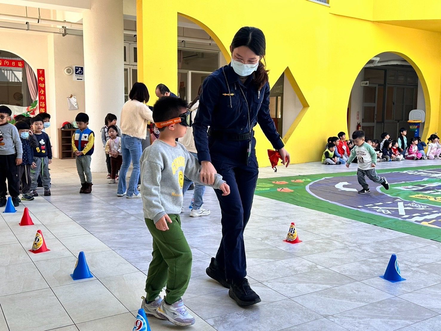 萌童穿著制服體驗一日警察 從小學習保護自己 萌童穿著制服體驗一日警察 從小學習保護自己