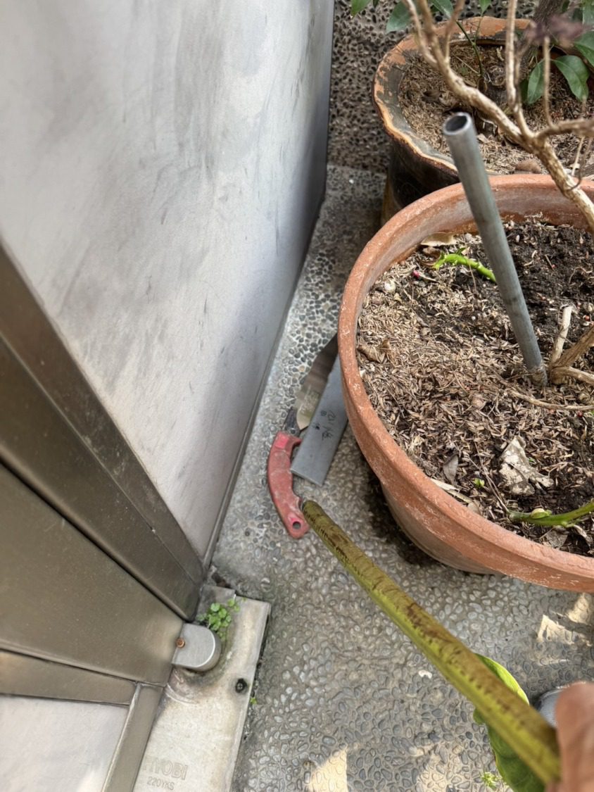 得不到滿意答案 男子竟持自拍棒、鋸子傷人 得不到滿意答案 男子竟持自拍棒、鋸子傷人