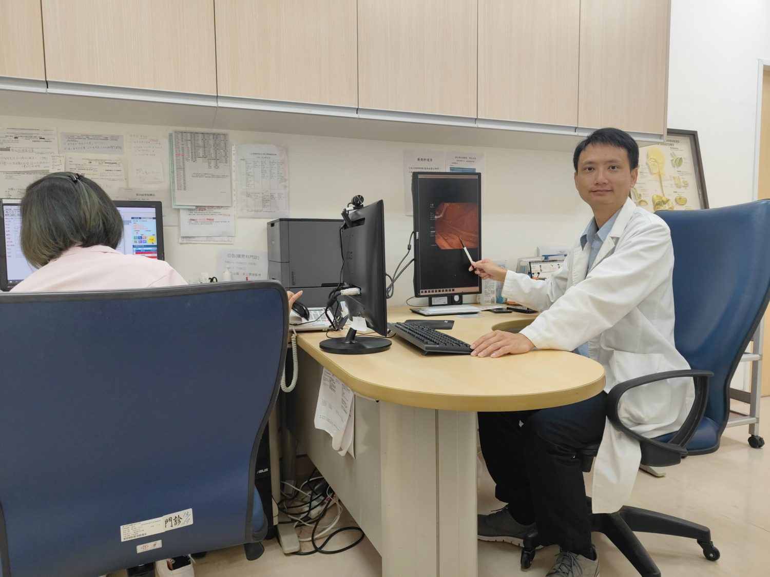 吃魚時懷疑魚刺卡住　醫：避免土方法以免讓魚刺卡得更深，應儘速就醫！