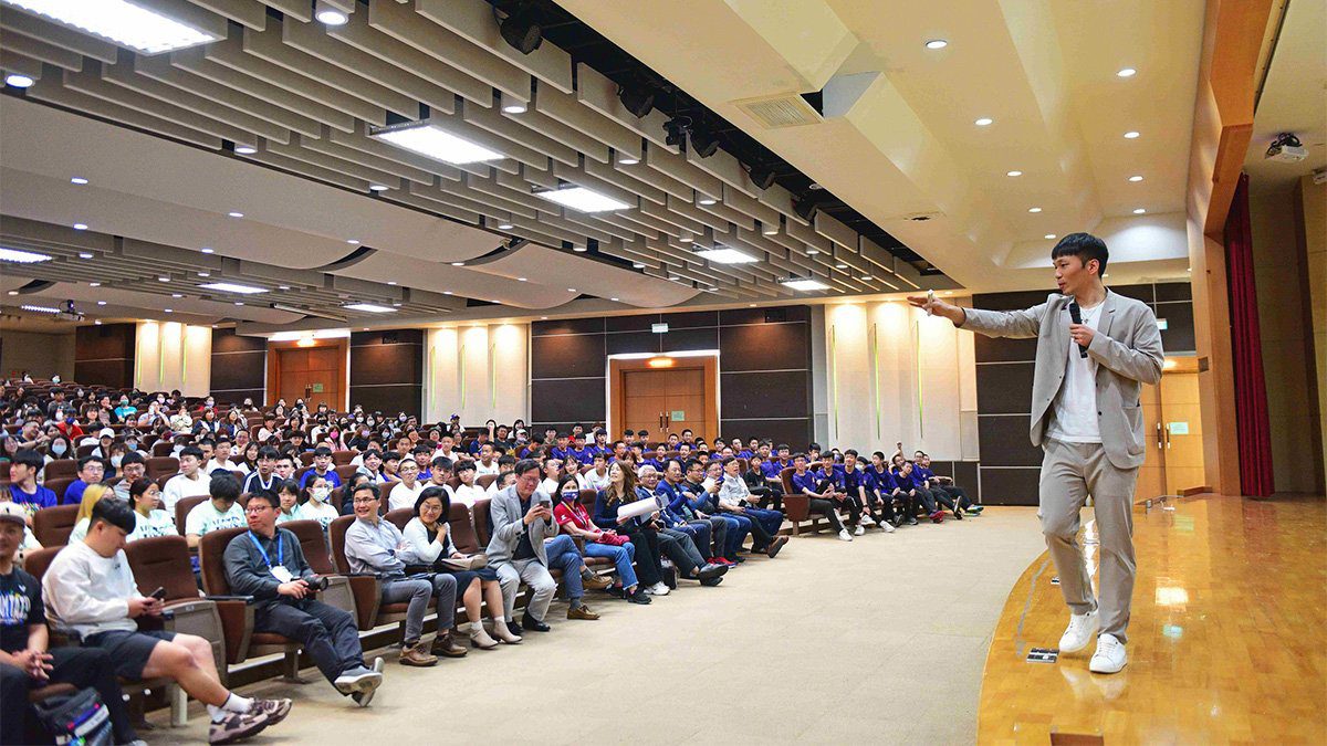 奧運金牌李洋蒞臨中臺科大 公益演講激勵學子勇敢逐夢 奧運金牌李洋蒞臨中臺科大 公益演講激勵學子勇敢逐夢