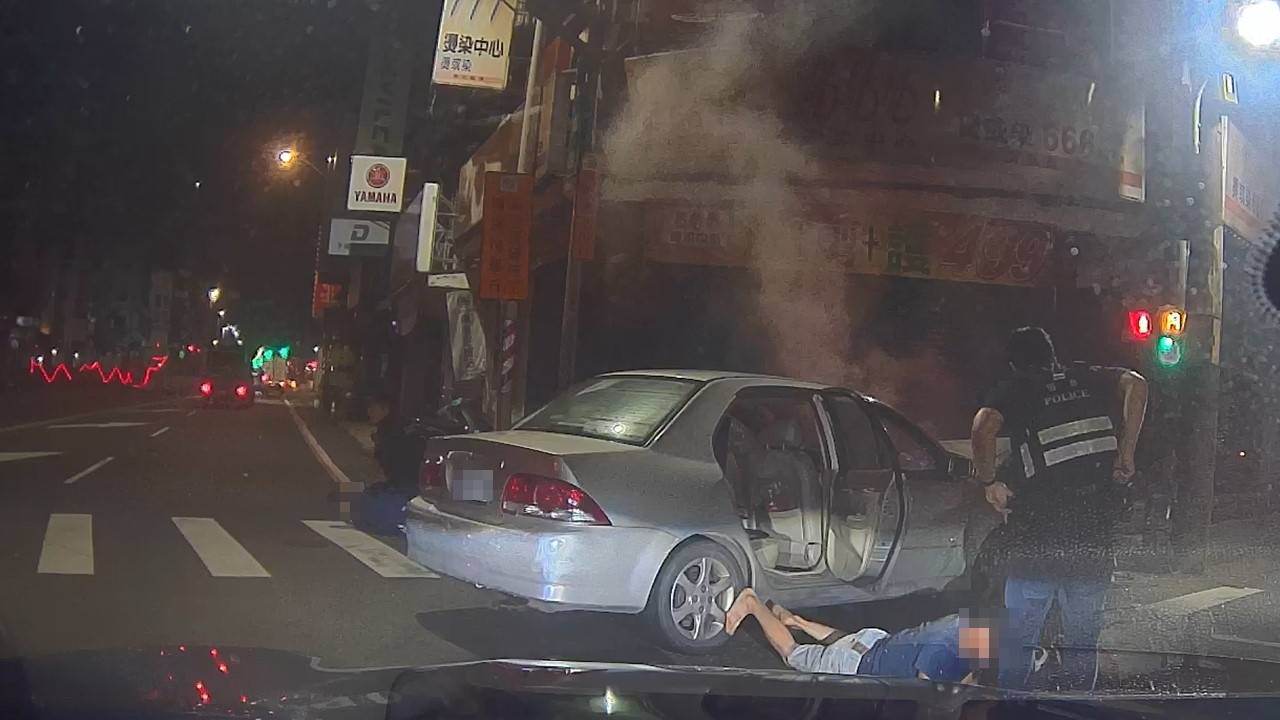 【有片】又是喪屍煙彈！違規拒檢加速逃 撞到車子冒煙還不下車