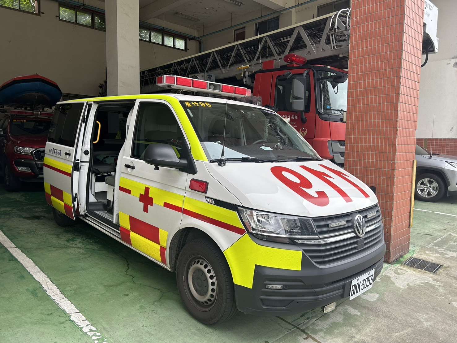 行人拒禮讓救護車還比中指 警政署：已觸法