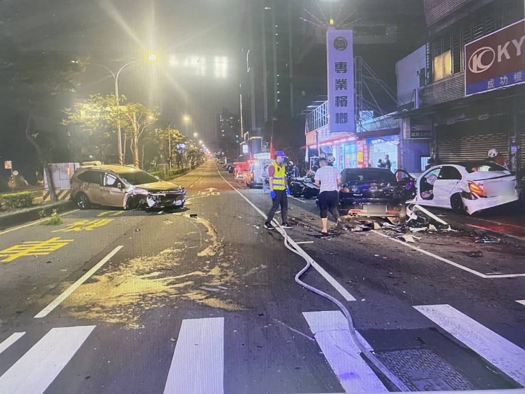 【有片】左轉車與直行車碰撞 車輛「原地大旋轉」畫面曝