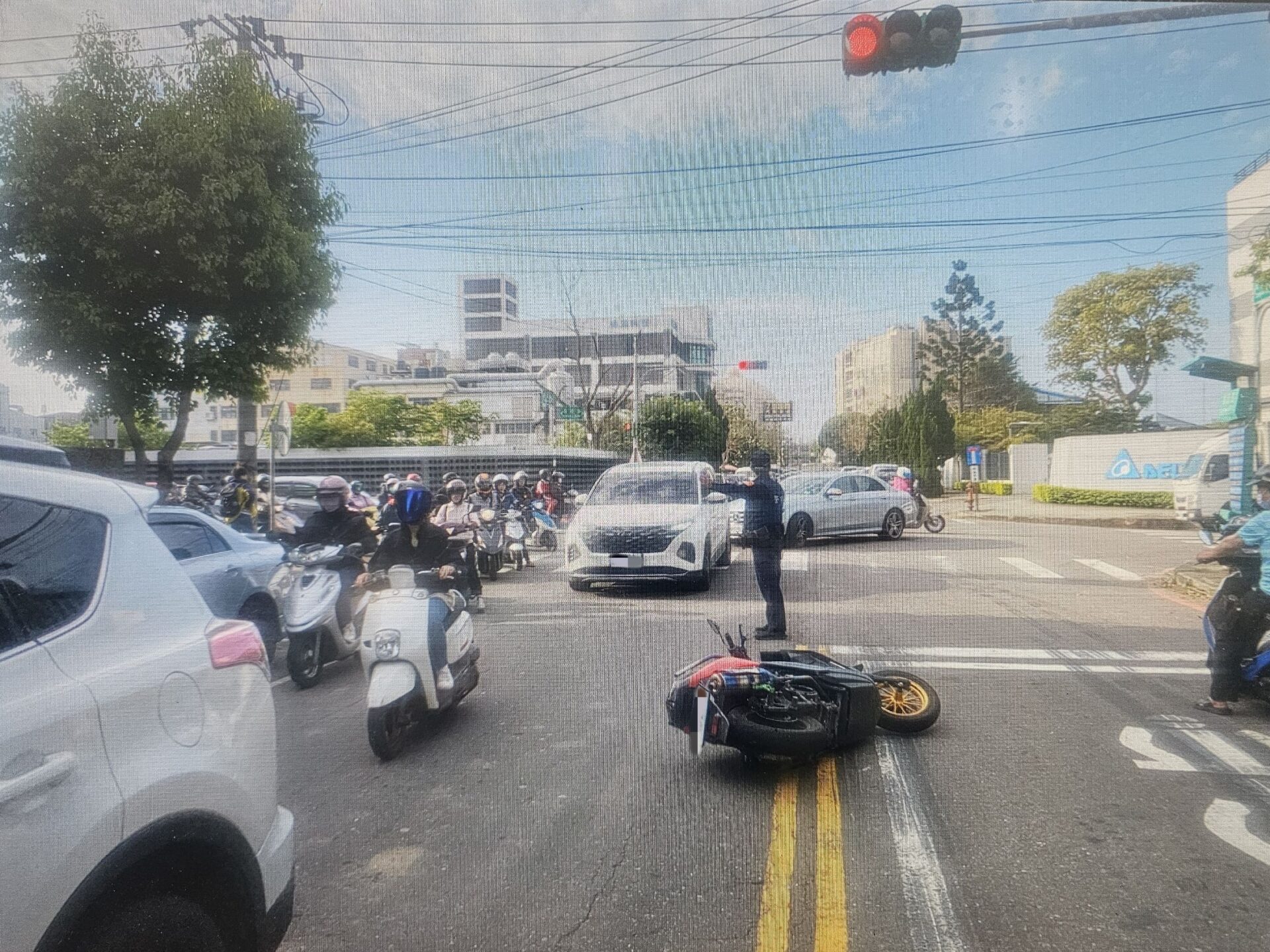 【有片】疑身體不適沿路撞3車 下秒竟直接開走