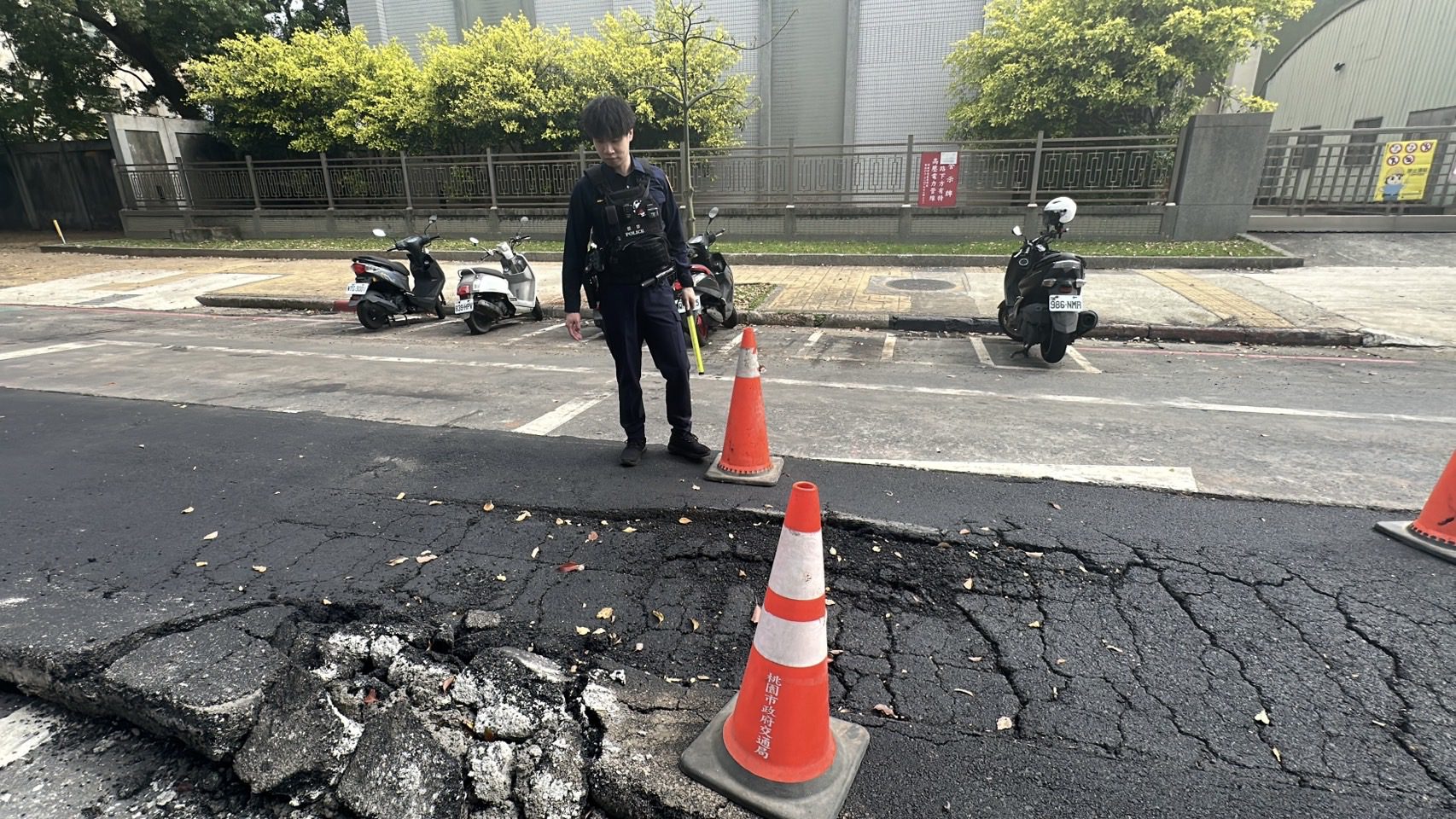 龜山文化一路地面凹陷 桃園養工處曝原因 龜山文化一路地面凹陷 桃園養工處曝原因