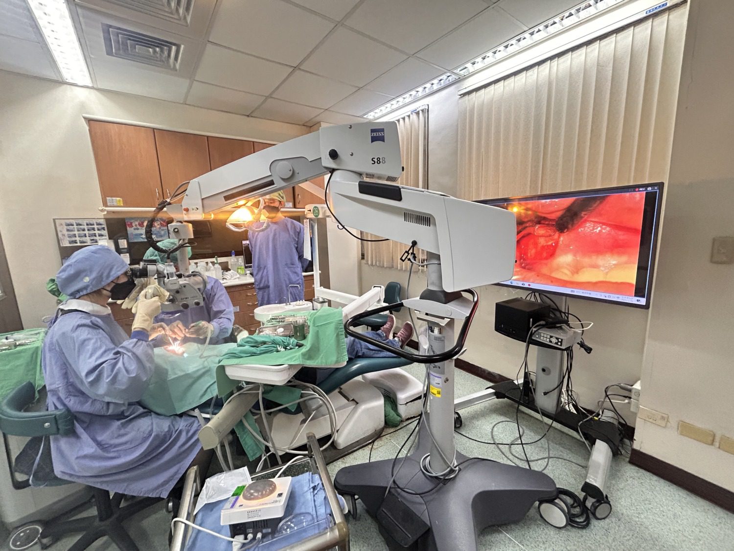 應用導航、3D技術 讓智齒變黃金 拆除妙齡女子口腔未爆彈 高醫牙科跨團隊導航植牙