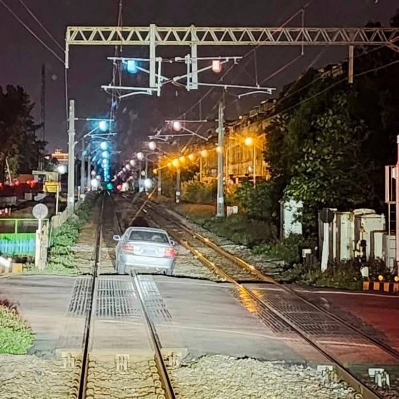 中壢轎車卡鐵軌癱瘓南北列車 男駕駛移送法辦