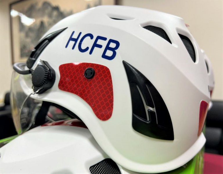 社團法人中華民國共好發展總會捐49頂救護頭盔、12組空氣清淨活氧機提升竹市救護品質