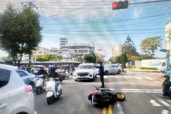 中壢工業區先撞機車再撞自小客　幸兩騎士僅輕傷肇事依法送辦