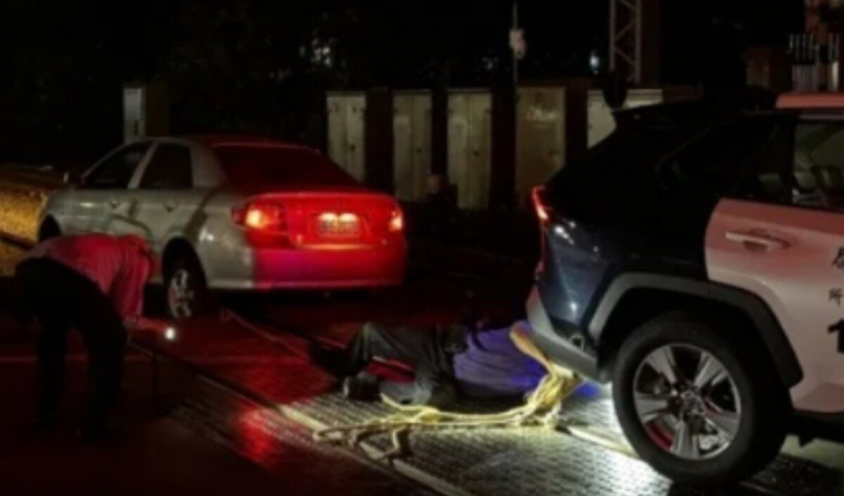 汽車不慎闖入桃園平交道鐵軌上 造成二小時雙向列車嚴重誤點!誰負責?