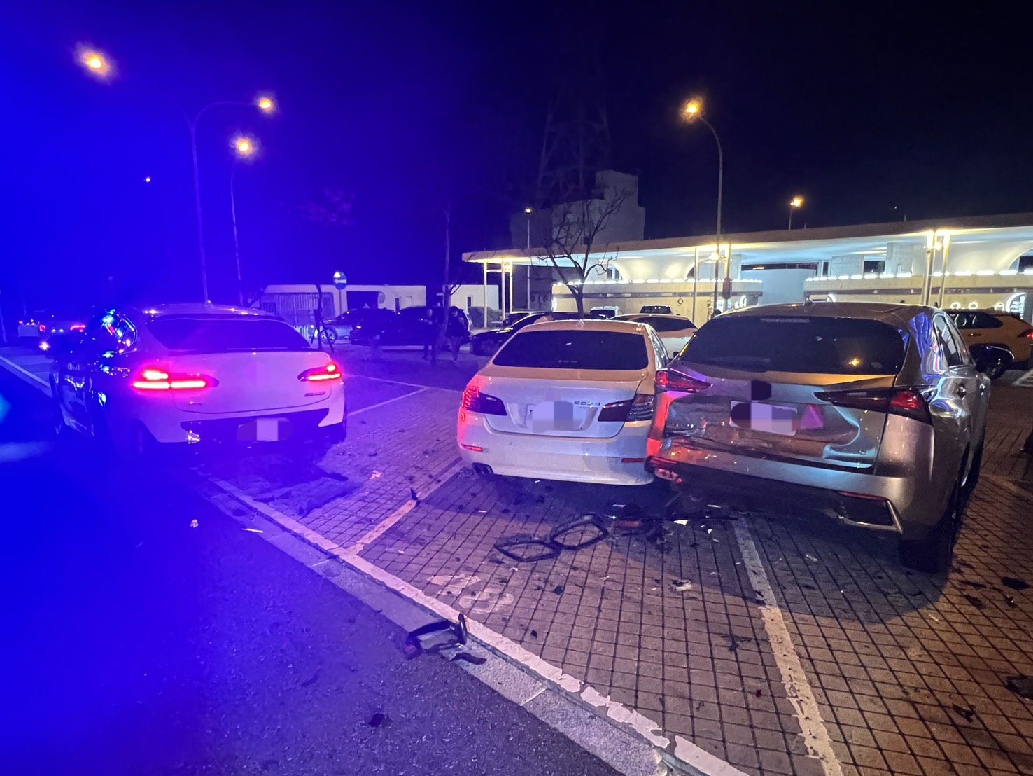 楊梅休息站又傳車禍 他擦撞6車受傷送醫 楊梅休息站又傳車禍 他擦撞6車受傷送醫