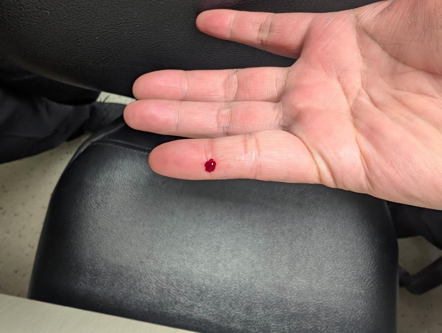 扯!遭未分類廢棄針頭刺傷 機場檢疫護理師控主管刁難請假 扯!遭未分類廢棄針頭刺傷 機場檢疫護理師控主管刁難請假