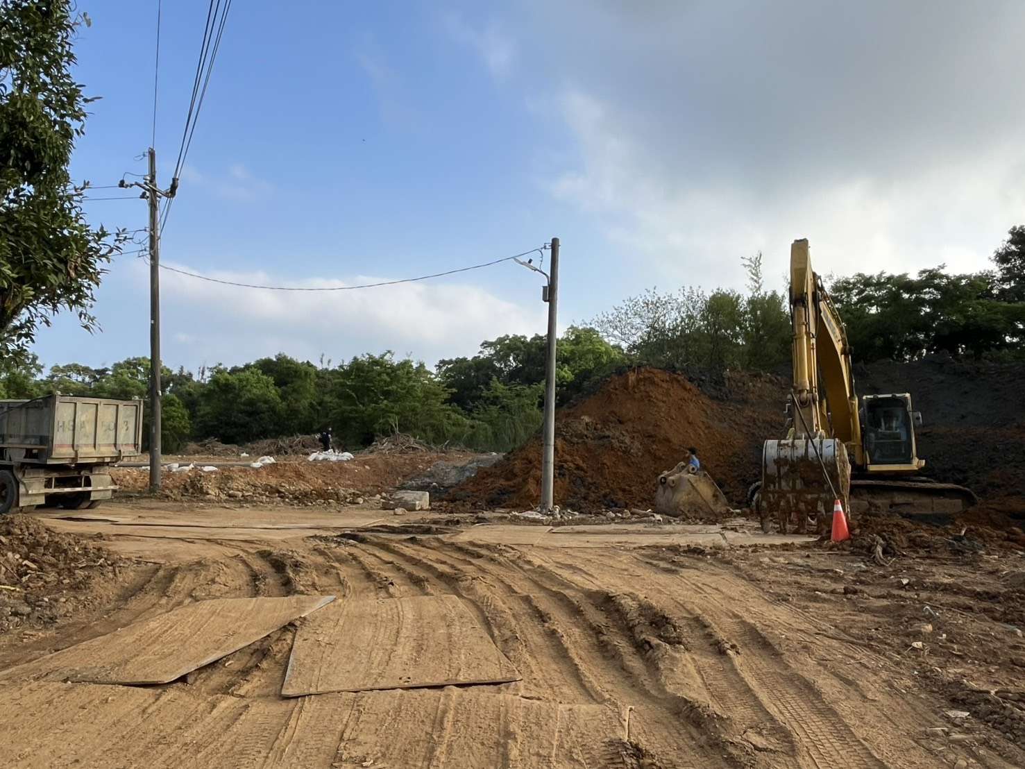 桃園建管處攜手環警 業者亂倒廢土當場被逮 桃園建管處攜手環警 業者亂倒廢土當場被逮