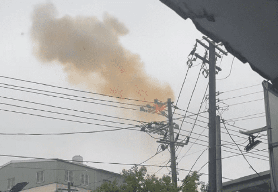 八德2143戶停電 電線桿竄火煙畫面曝