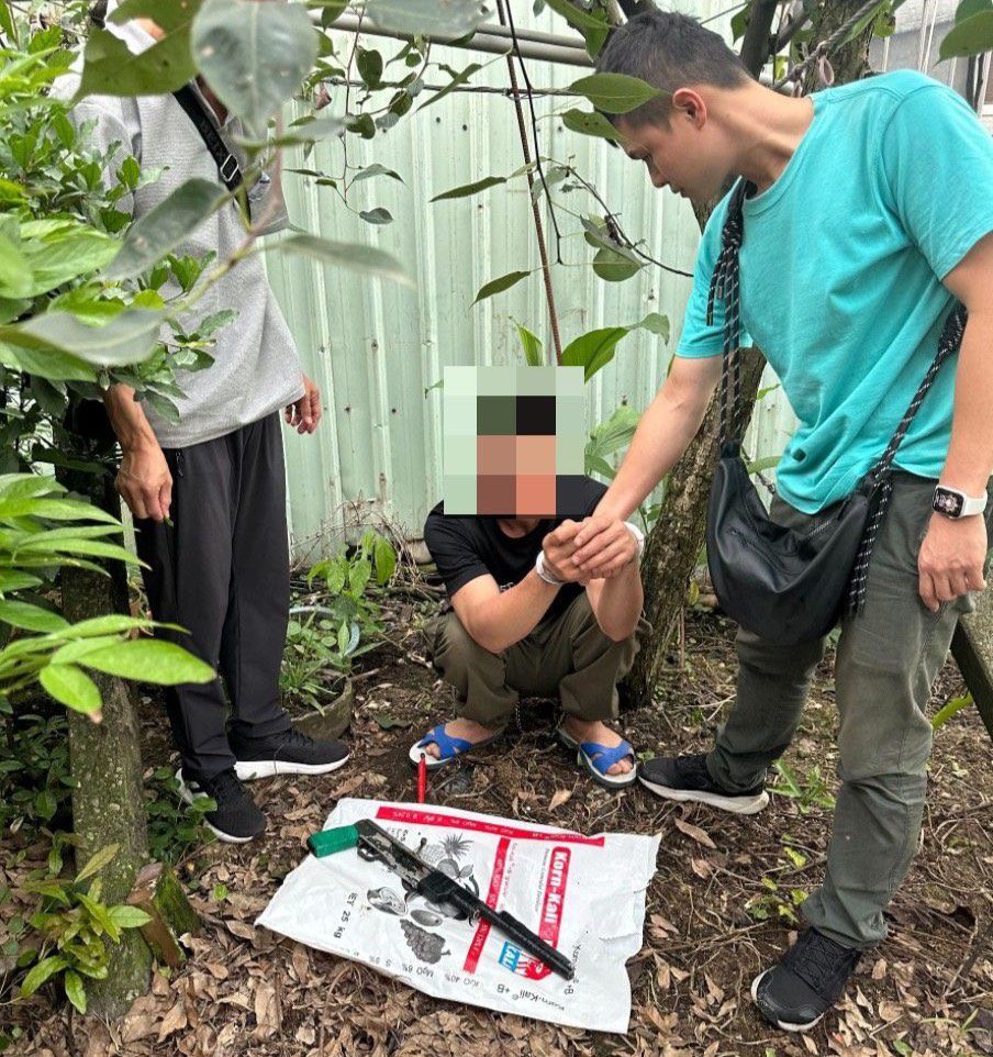 巧用雜貨店老闆娘當翻譯 警查獲越南移工果園藏槍 巧用雜貨店老闆娘當翻譯 警查獲越南移工果園藏槍