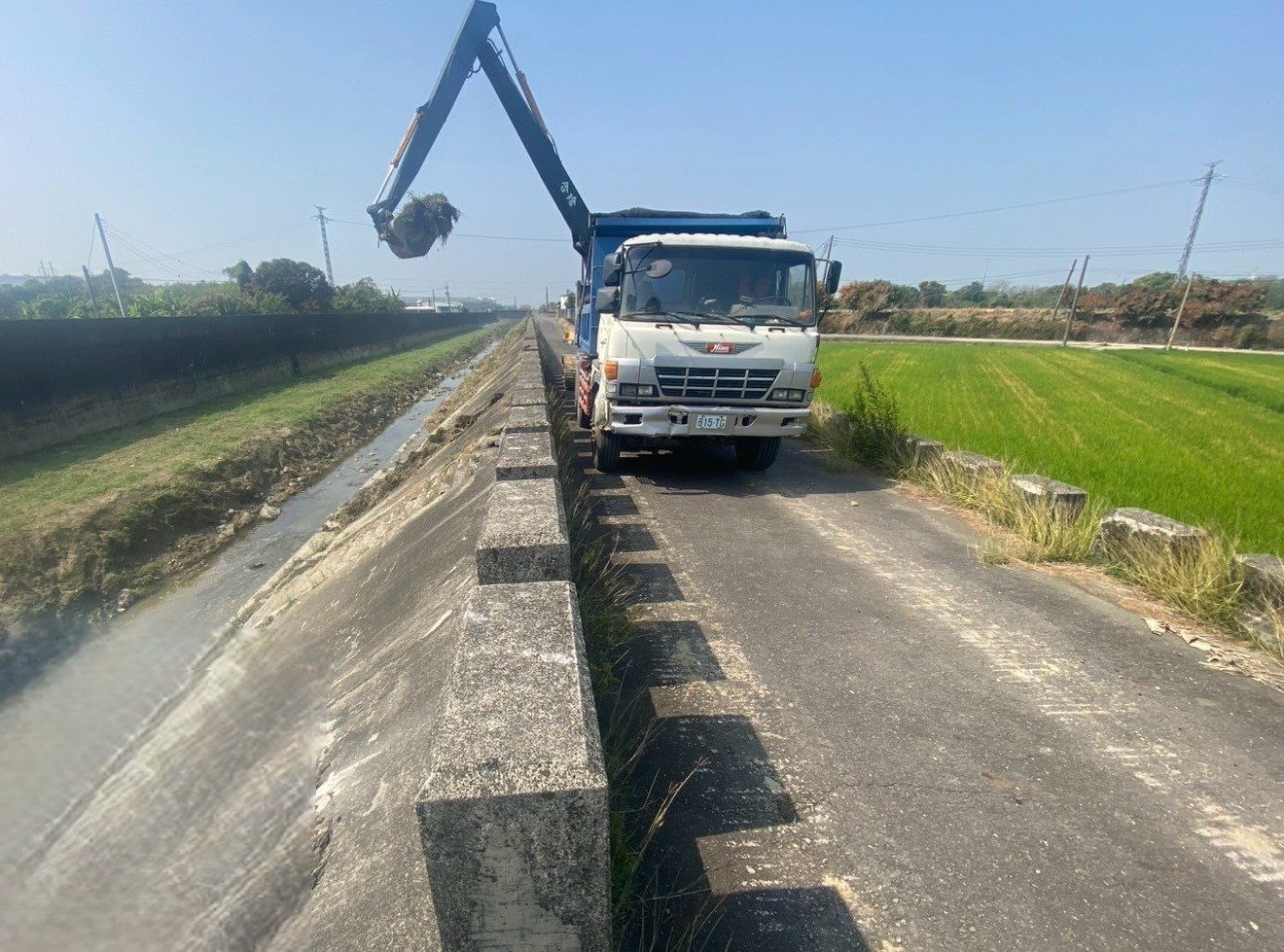 高市水利局加速土庫、涵口圳等排水清疏,迎接汛期挑戰 高市水利局加速土庫、涵口圳等排水清疏,迎接汛期挑戰