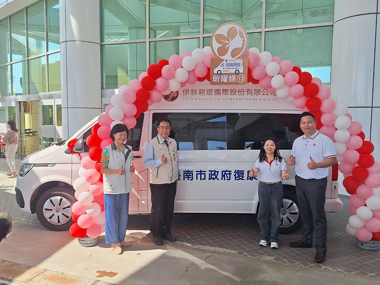 伊絲碧媞慨捐高頂復康巴士及物資 黃偉哲感謝回饋社會造福市民 伊絲碧媞慨捐高頂復康巴士及物資 黃偉哲感謝回饋社會造福市民