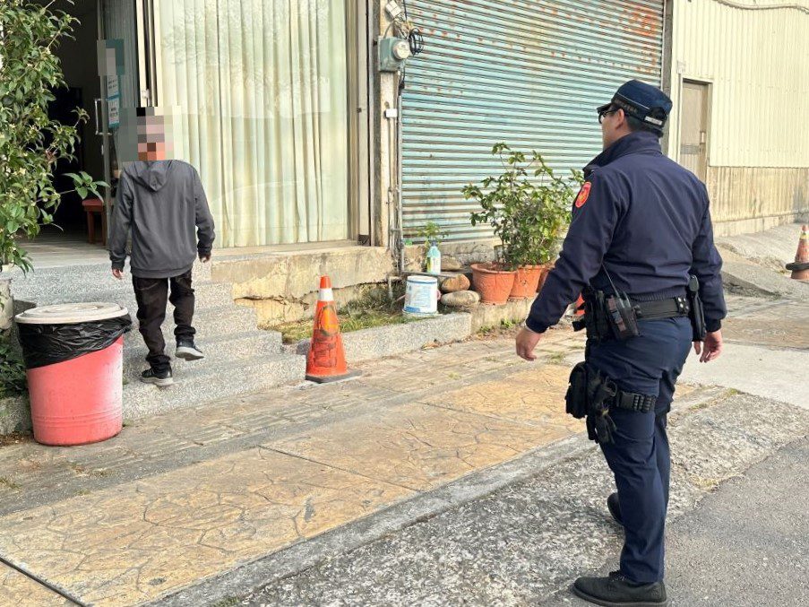 外出尋友路倒 後湖警救援助老翁返家 外出尋友路倒 後湖警救援助老翁返家