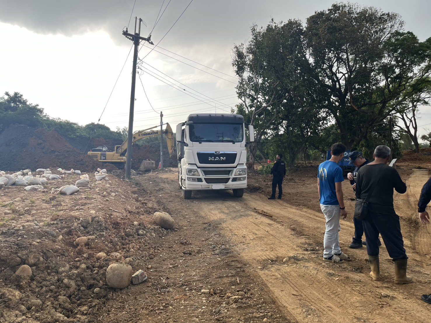 亂倒營建廢土現行犯 桃市府運用科技與跨局處成功捉鱉 亂倒營建廢土現行犯 桃市府運用科技與跨局處成功捉鱉