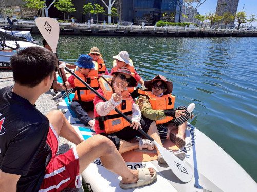 高齡長輩享受愛河灣水樂園划船趣 高齡長輩享受愛河灣水樂園划船趣