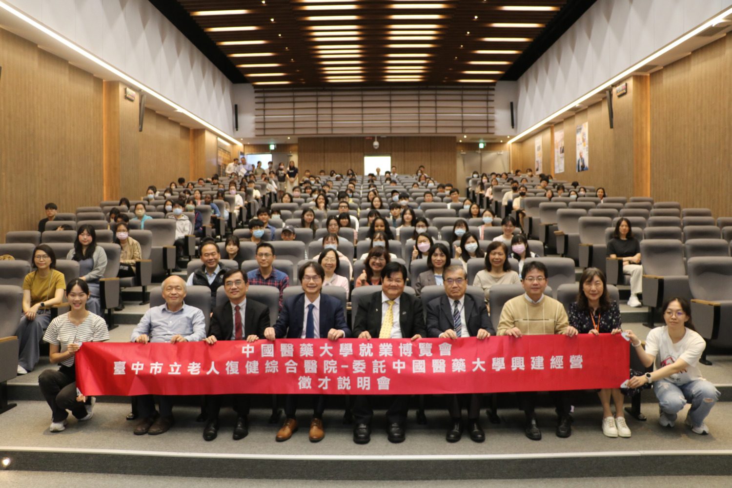 中國醫藥大學水湳校區舉辦就業博覽會  臺中市立老人復健綜合醫院徵才會熱鬧