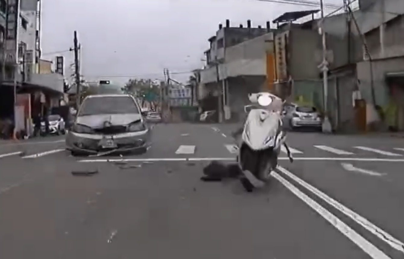大里驚悚車禍！騎士闖紅燈遭轎車猛撞　噴飛數公尺機車解體