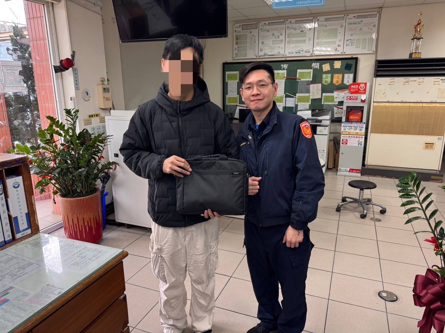 男搭車上班弄丟筆電好著急 大園警10分鐘火速助尋回