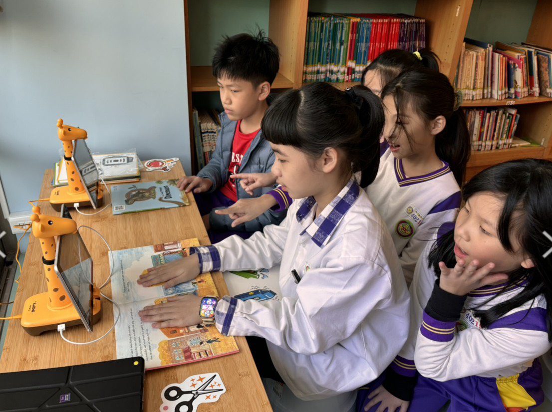 桃園慈文國小「木光書林」圖書館揭牌 學生搶玩AR科技學外語 桃園慈文國小「木光書林」圖書館揭牌 學生搶玩AR科技學外語