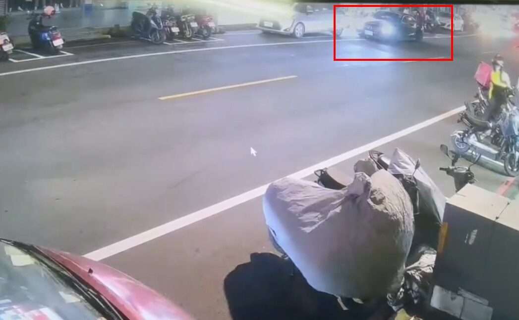 【有片】轎車違停拒檢還想逃 警拔槍戒備反遭控執法過當