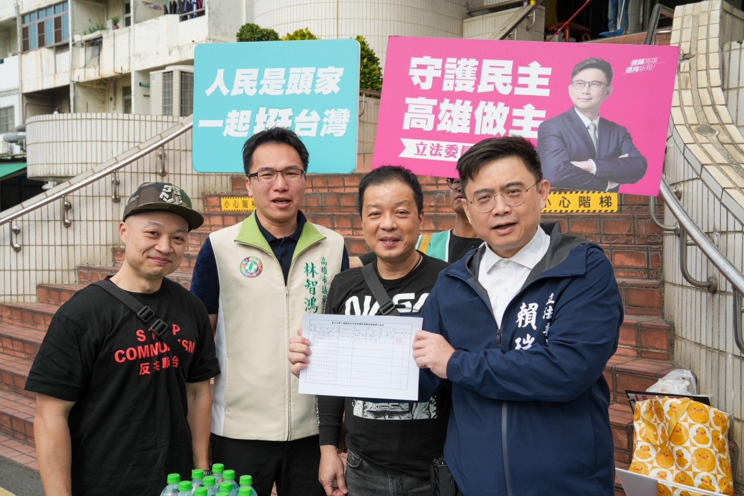 賴瑞隆設立罷藍委行動連署站 呼籲民眾就近連署挺台灣救民主 賴瑞隆設立罷藍委行動連署站 呼籲民眾就近連署挺台灣救民主