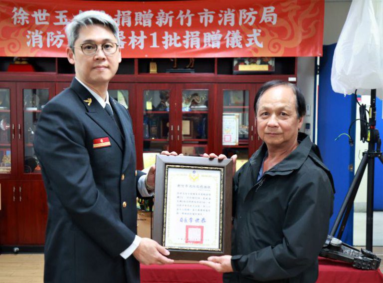提升救災能量! 徐世玉女士回饋社會捐贈電動排煙機及消防帽等救災利器 提升救災能量! 徐世玉女士回饋社會捐贈電動排煙機及消防帽等救災利器