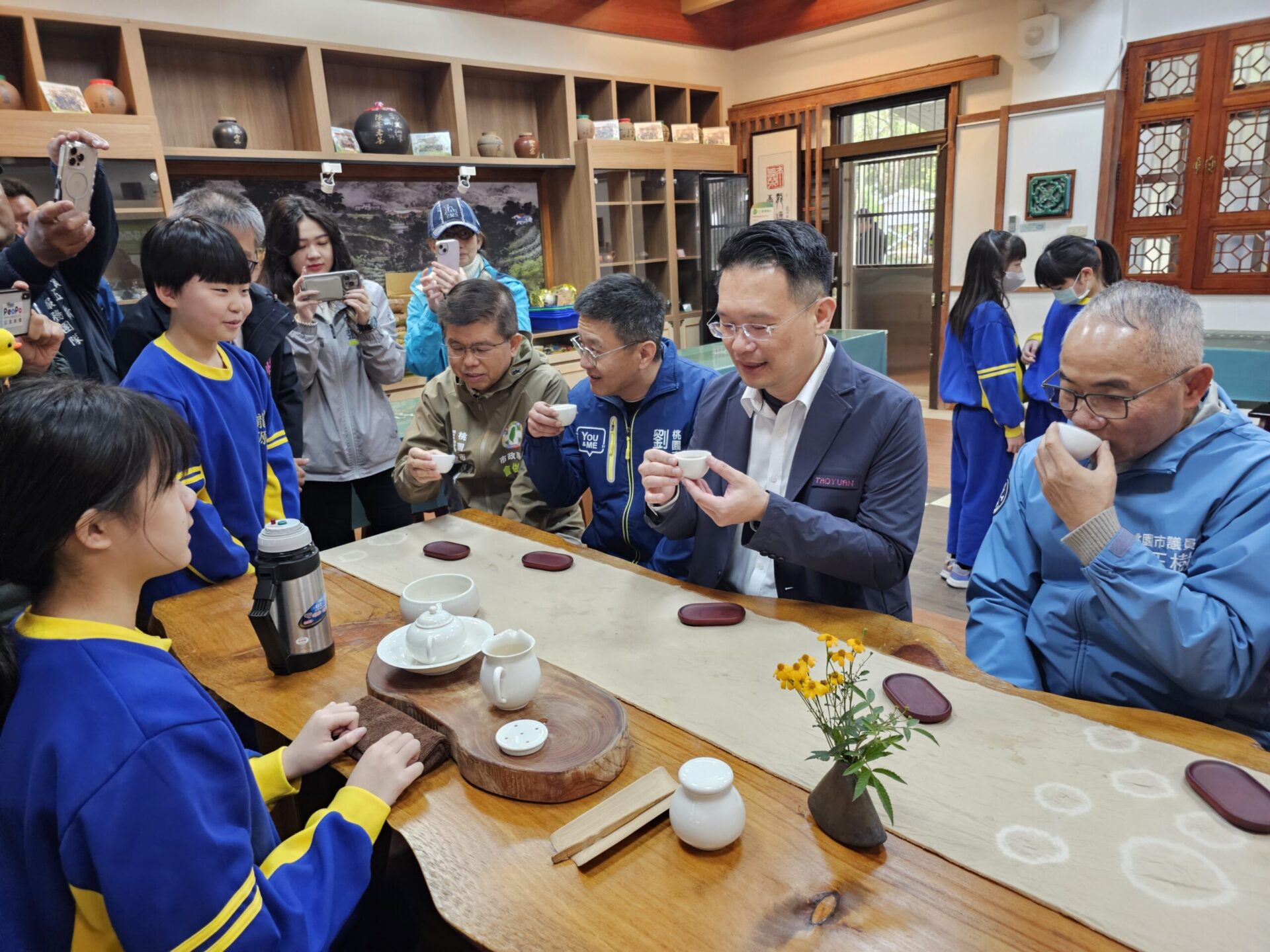 蘇俊賓走進龍源國小園遊會「ROBOT科普市集」展現茶鄉魅力 蘇俊賓走進龍源國小園遊會「ROBOT科普市集」展現茶鄉魅力