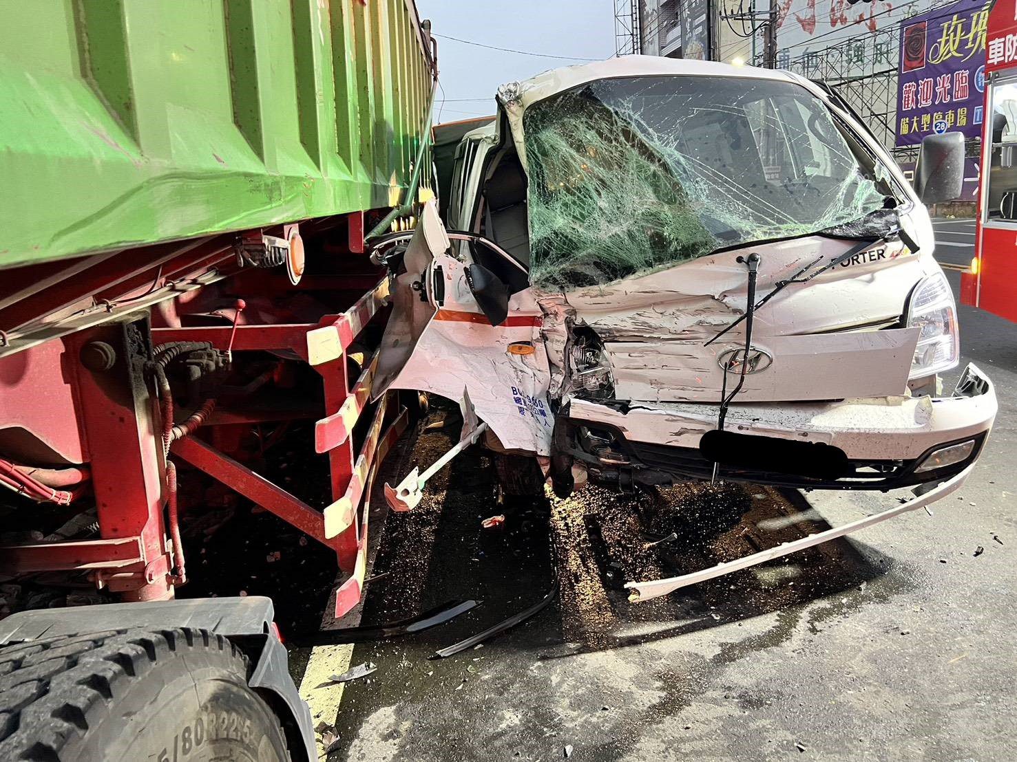 旗山砂石車事故釀1人受困 消防分隊成功救援 旗山砂石車事故釀1人受困 消防分隊成功救援