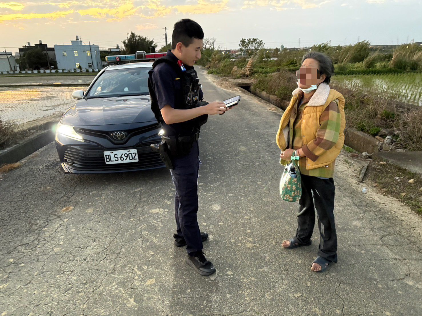6旬婦想「從桃園走回新竹」 楊梅警民及時伸援 6旬婦想「從桃園走回新竹」 楊梅警民及時伸援