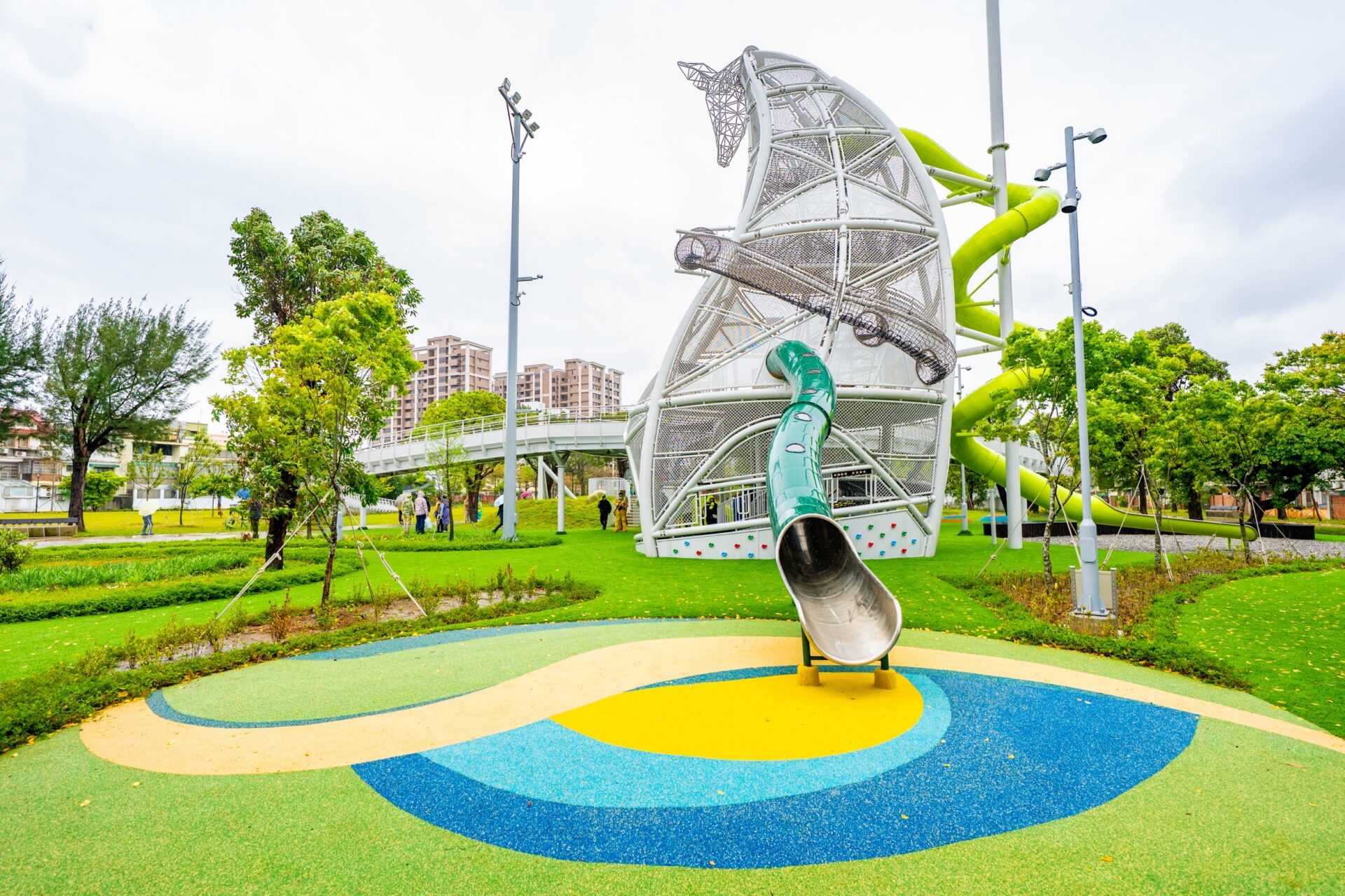 16公尺高長頸鹿溜滑梯！桃園八德楓樹腳公園迎嶄新面貌