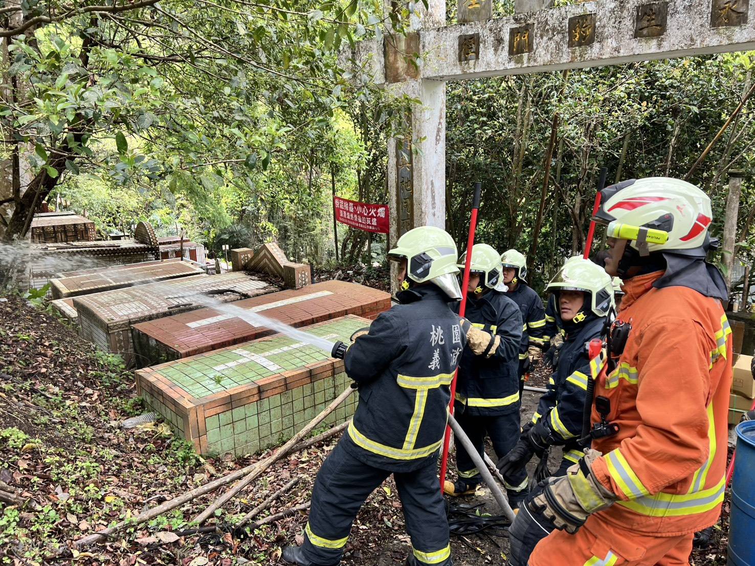 預防墓地火警 桃消巴陵分隊辦理防火宣導暨搶救演練 預防墓地火警 桃消巴陵分隊辦理防火宣導暨搶救演練