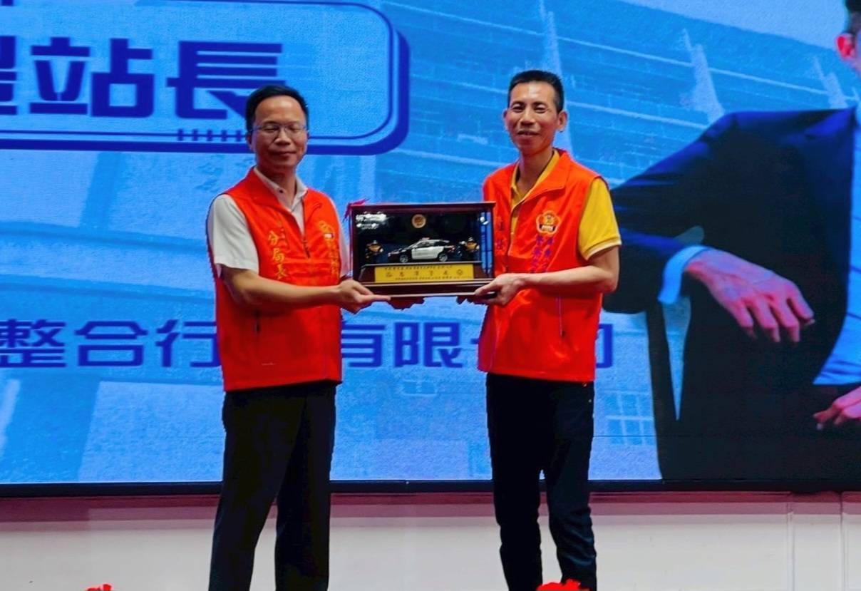 屏東警友辦事處舉行卸、新任主任交接典禮,屏東分局最強後盾上陣 屏東警友辦事處舉行卸、新任主任交接典禮,屏東分局最強後盾上陣