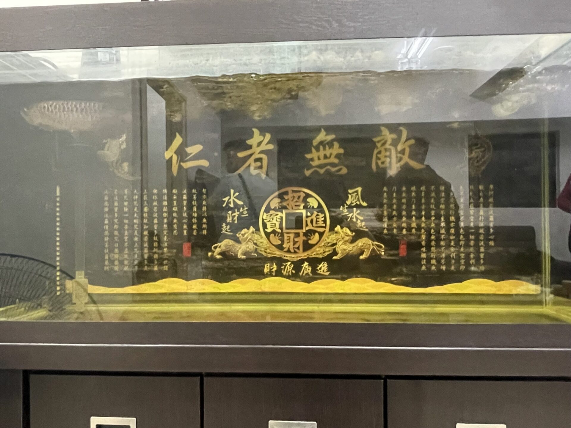 假投資詐團據點掛匾額「仁者無敵」 逾50成員被逮17人羈押